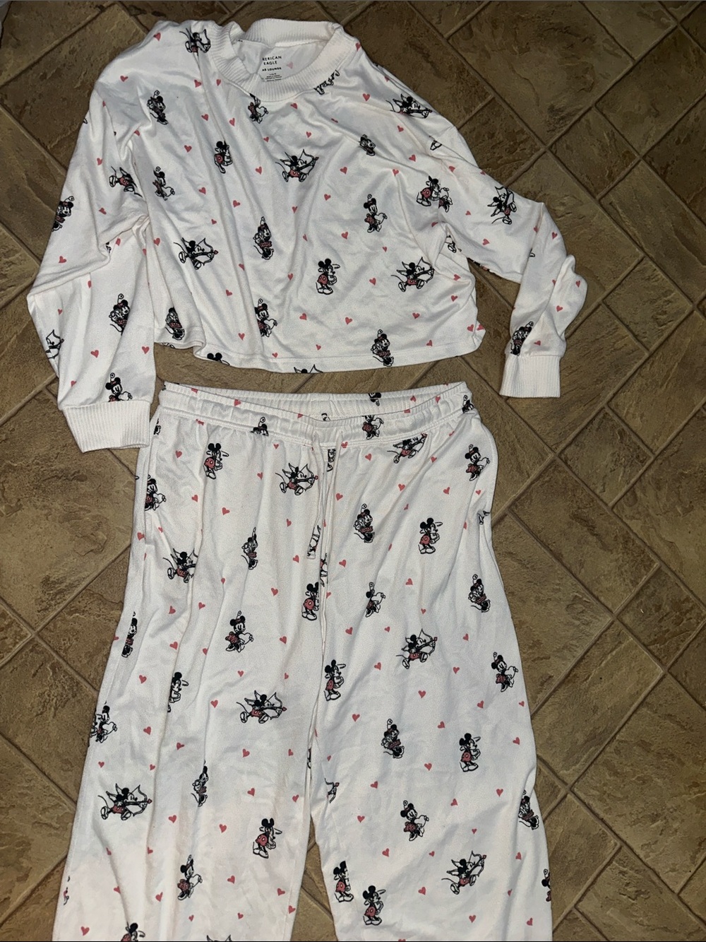 AE LOUNGE SET
MICKEY & Minnie print
Size large